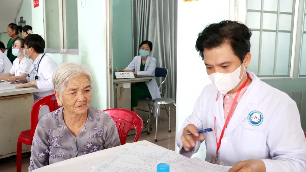 Bác sĩ Trạm y tế xã Bà Điểm khám sức khỏe miễn phí cho người dân (ẢNH: ĐÔNG SƠN)