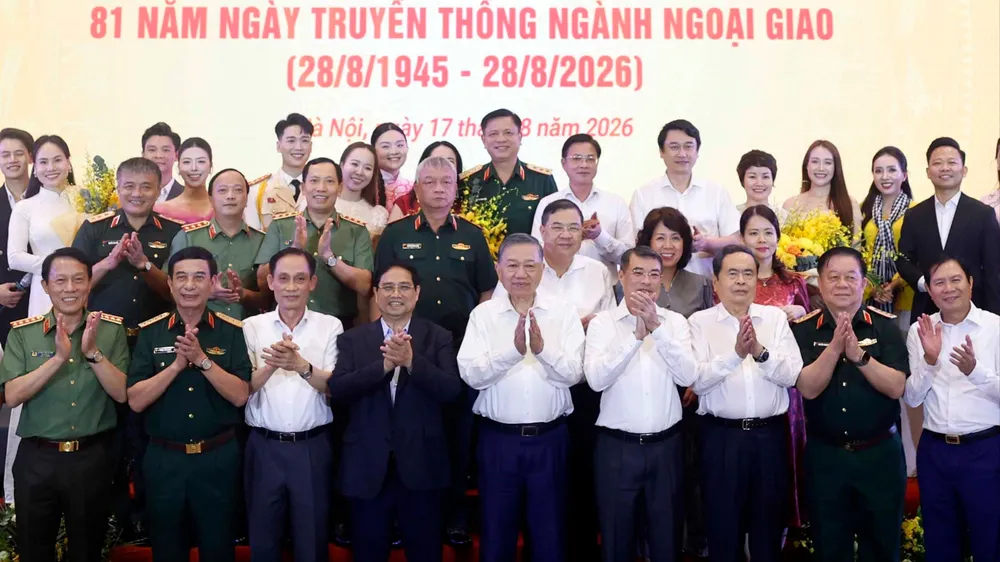 Tổng Bí thư, Chủ tịch nước Tô Lâm và các đại biểu dự Gặp mặt kỷ niệm 81 năm Ngày truyền thống ngành Công an và ngành Ngoại giao, tối 17-8 (ẢNH: TTXVN)