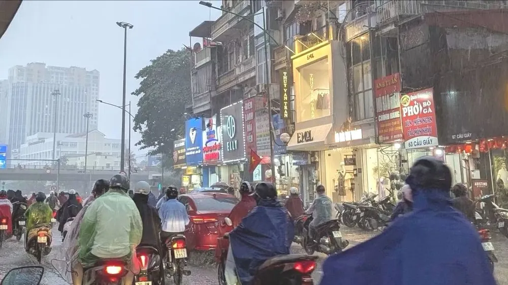 Mưa to ở Hà Nội chiều 19-8. Ảnh: V.H