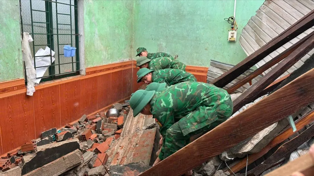 Gia Lai: Mưa lớn kèm lốc xoáy làm tốc mái, hư hỏng 18 căn nhà 