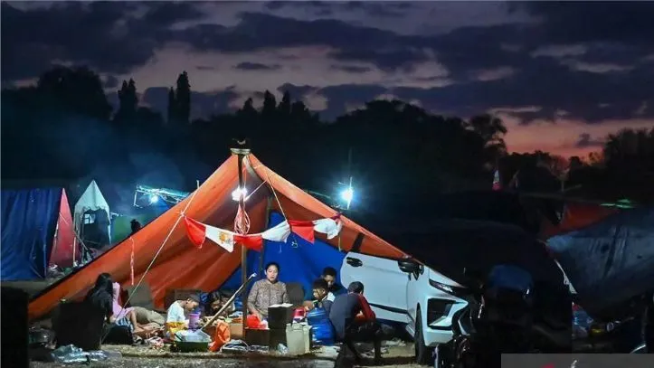 Người dân tại trạm sơ tán động đất ở Barangkolong, Reo, Đông Nusa Tenggara, Indonesia. Ảnh: ANTARA