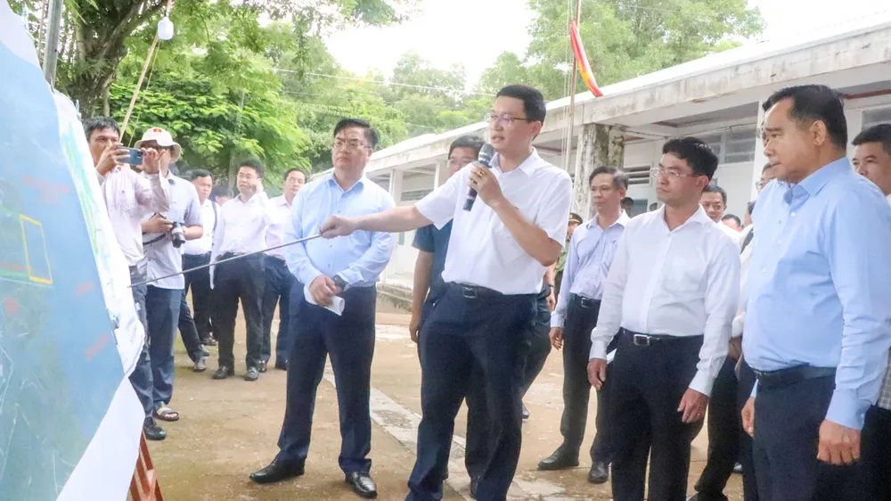 Chủ tịch UBND TPHCM Nguyễn Văn Được nghe đơn vị tư vấn báo cáo về dự án Nhà máy điện LNG Long Sơn. Ảnh: THÀNH HUY