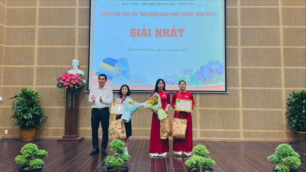 Ban Tổ chức trao giải Nhất cuộc thi "Giới thiệu sách trực tuyến" năm 2026 cho các cá nhân