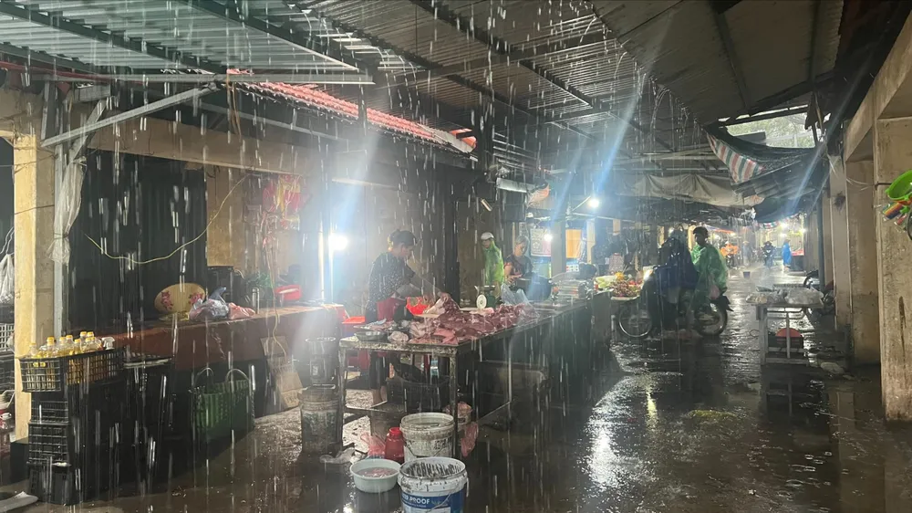 Hà Nội ứng phó bão số 4, chợ vắng khách do mưa lớn kéo dài