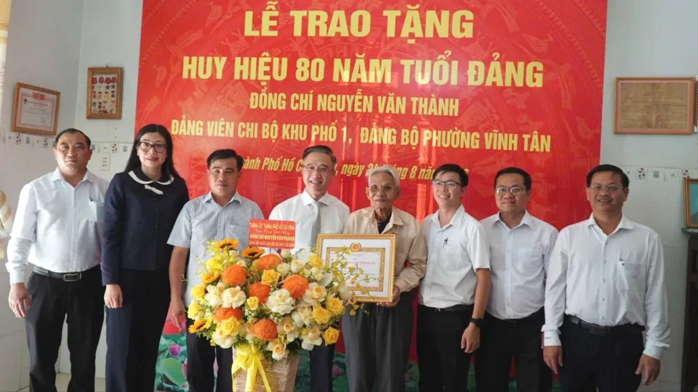 Phó Bí thư Thành ủy TPHCM trao Huy hiệu 80 năm tuổi Đảng cho đồng chí Nguyễn Văn Thành