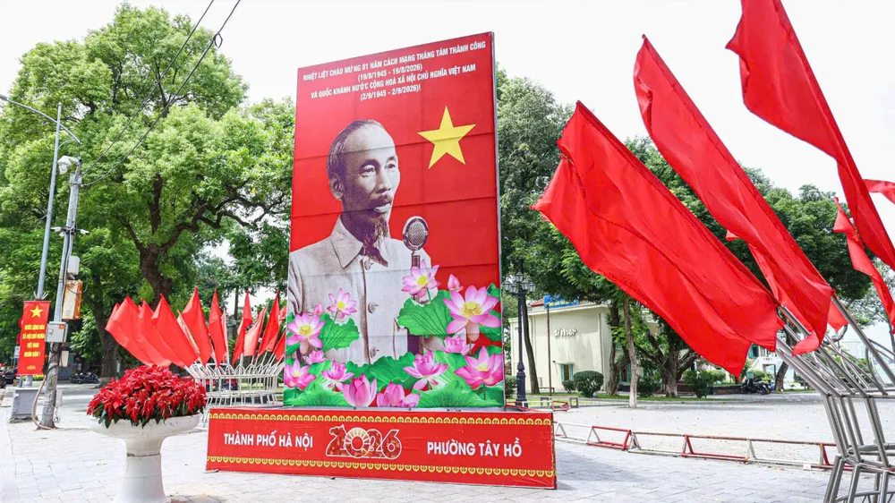 Rạng rỡ sắc đỏ ngày Tết Độc lập giữa lòng Thủ đô