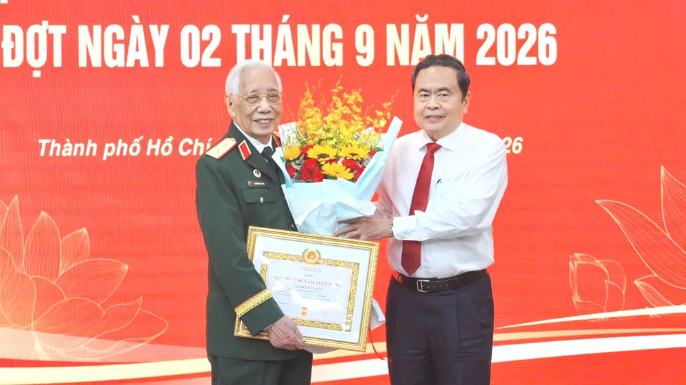 Chủ tịch Quốc hội Trần Thanh Mẫn trao Huy hiệu Đảng tại TPHCM