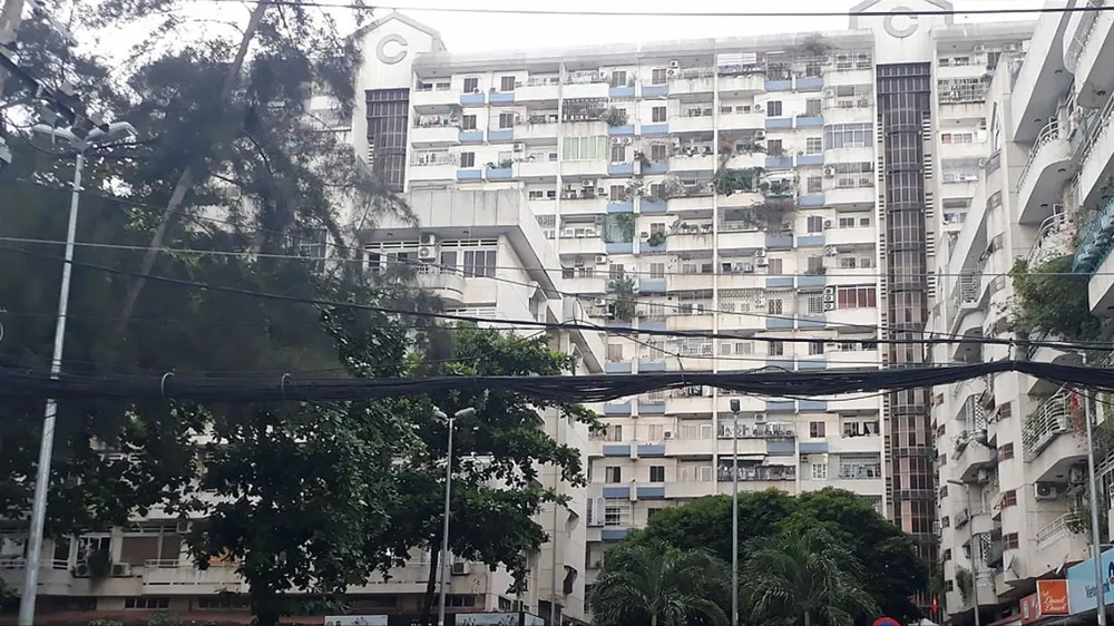 Sau cánh cửa thang máy