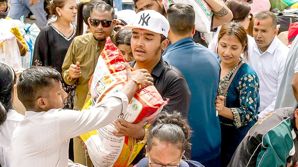 Vận chuyển hàng cứu trợ tại thành phố Kathmandu của Nepal (ẢNH: XINHUA)