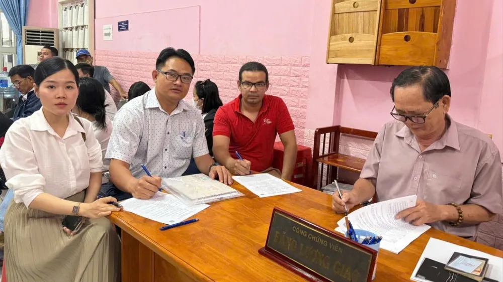Ông Nguyễn Văn Dũng, Chuyên viên Trung tâm Tư vấn và hỗ trợ NLĐ Công đoàn TPHCM (thứ hai từ trái sang), hỗ trợ công nhân làm thủ tục đòi quyền lợi (ẢNH: THẢO NGUYỄN)