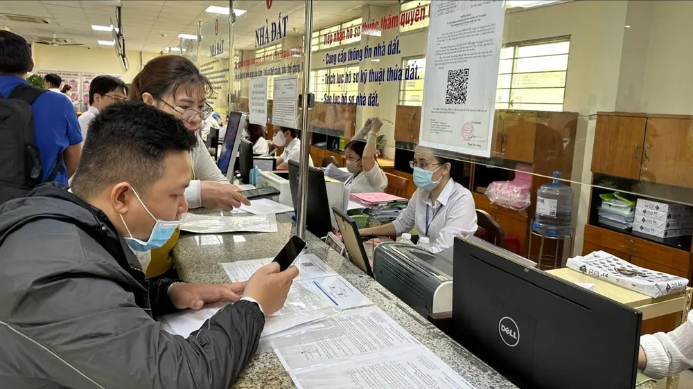 Người dân đến UBND phường Gò Vấp, TPHCM làm thủ tục giao dịch nhà đất. Ảnh: THANH HIỀN
