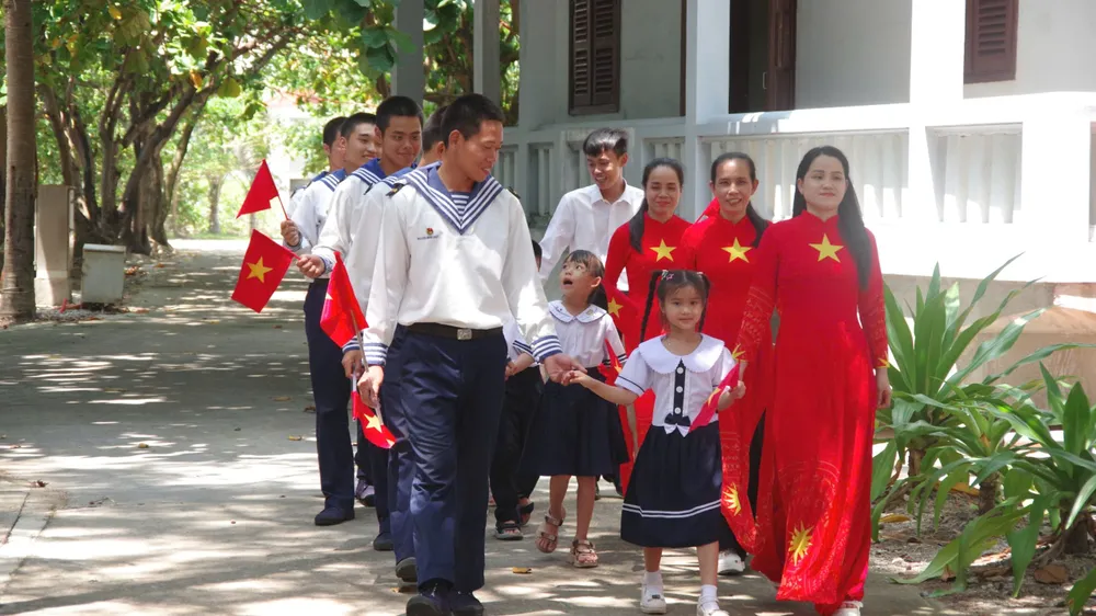Cán bộ, chiến sĩ, phụ huynh trên đảo Trường Sa hân hoan đưa các em học sinh đến trường