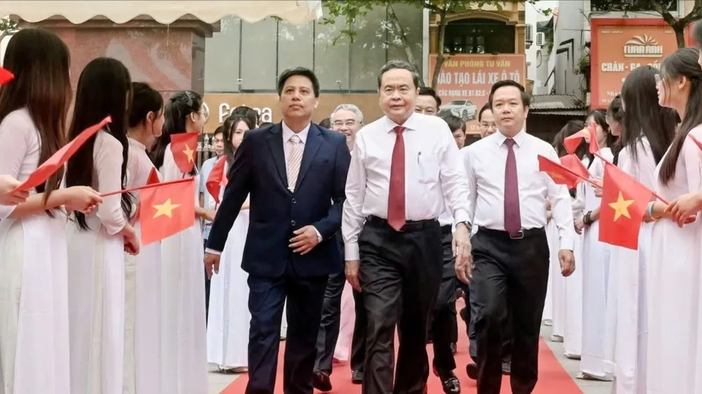 Chủ tịch Quốc hội Trần Thanh Mẫn và các đại biểu dự lễ khai giảng năm học 2026-2027 tại Trường THPT Lê Quý Đôn, tỉnh Hưng Yên, sáng 5-9. Ảnh VIẾT CHUNG