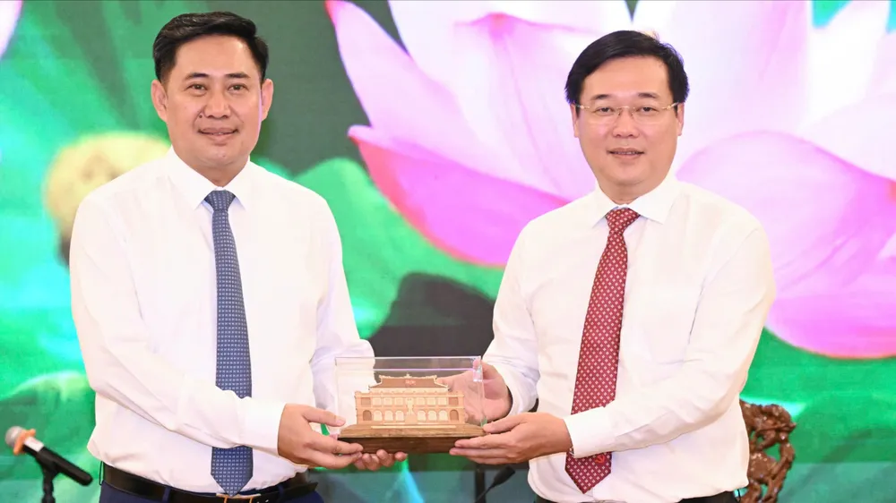 Đồng chí Lê Quốc Phong tiếp đồng chí Alounxai Sounnalath (trái). Ảnh : VIỆT DŨNG