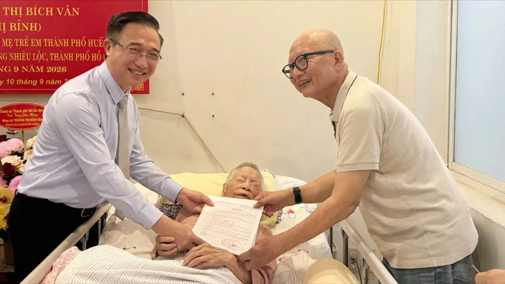 Phó Bí thư Thành ủy TPHCM Đặng Minh Thông đã đến thăm, trao tặng Huy hiệu 80 năm tuổi Đảng cho đồng chí Trương Thị Bích Vân