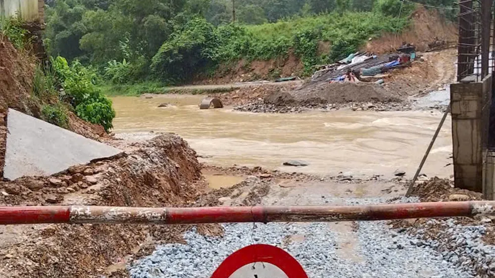 Mưa lớn gây ngập, sạt lở, chia cắt nhiều bản làng ở Nghệ An. Ảnh Đức Hải