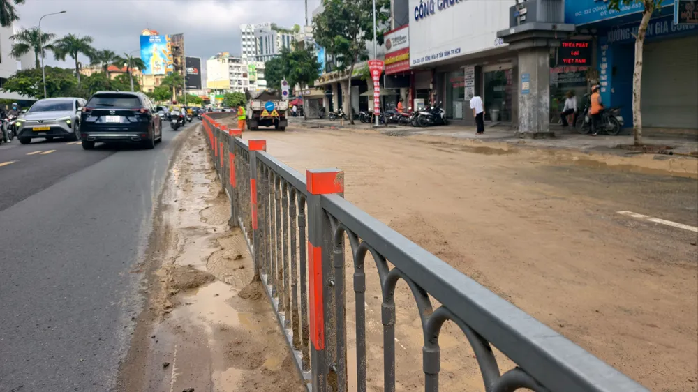 Bùn đất rơi phủ 300m đường Cộng Hòa, giao thông qua khu vực ùn ứ