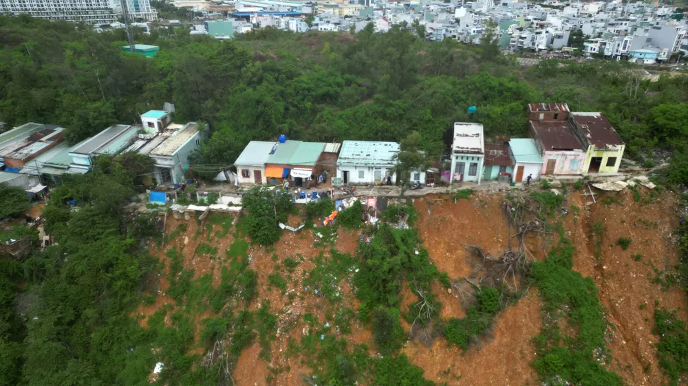 Chênh vênh bên miệng núi bị sạt lở