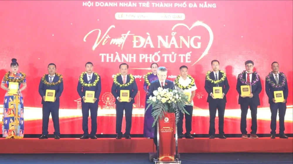15 cá nhân được trao giải thưởng "Vì một Đà Nẵng - Thành phố tử tế" năm 2026 ở ba nhóm "Công chức phụng sự", "Doanh nhân trách nhiệm" và "Công dân văn minh". Ảnh: NGUYÊN KHÔI
