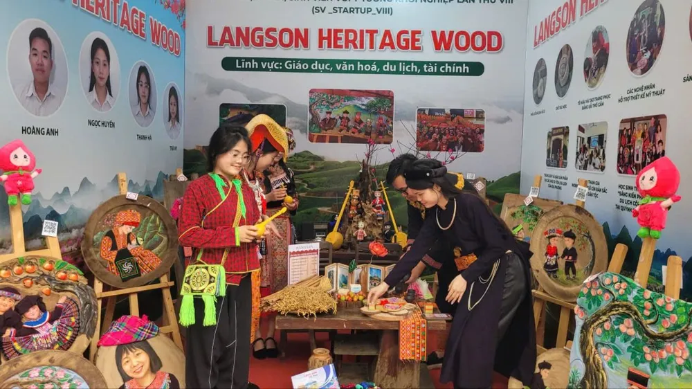 Các em học sinh tham gia ý tưởng khởi nghiệp với các sản phẩm văn hóa, du lịch. Ảnh: PHAN THẢO
