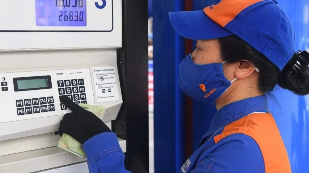 Đề xuất doanh nghiệp tự quyết định và công bố giá bán lẻ xăng dầu