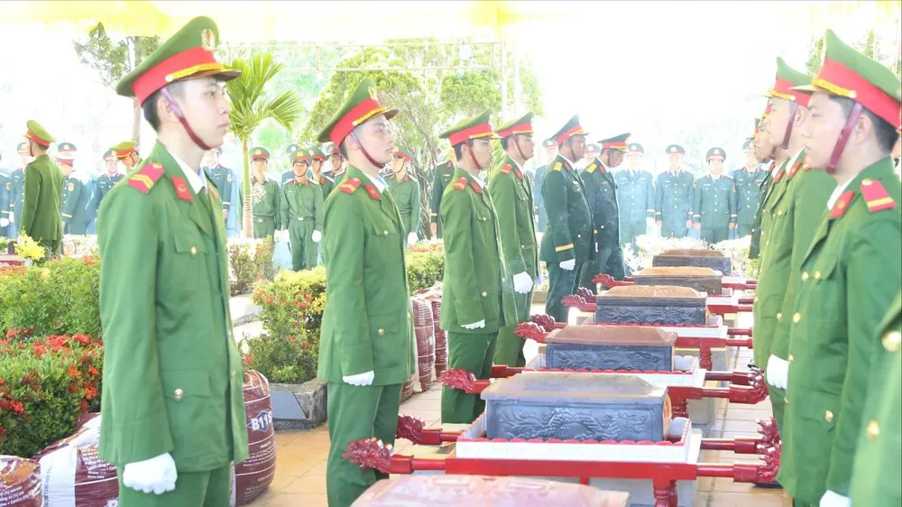 An táng 30 hài cốt liệt sĩ tại Nghĩa trang liệt sĩ Quảng Trị