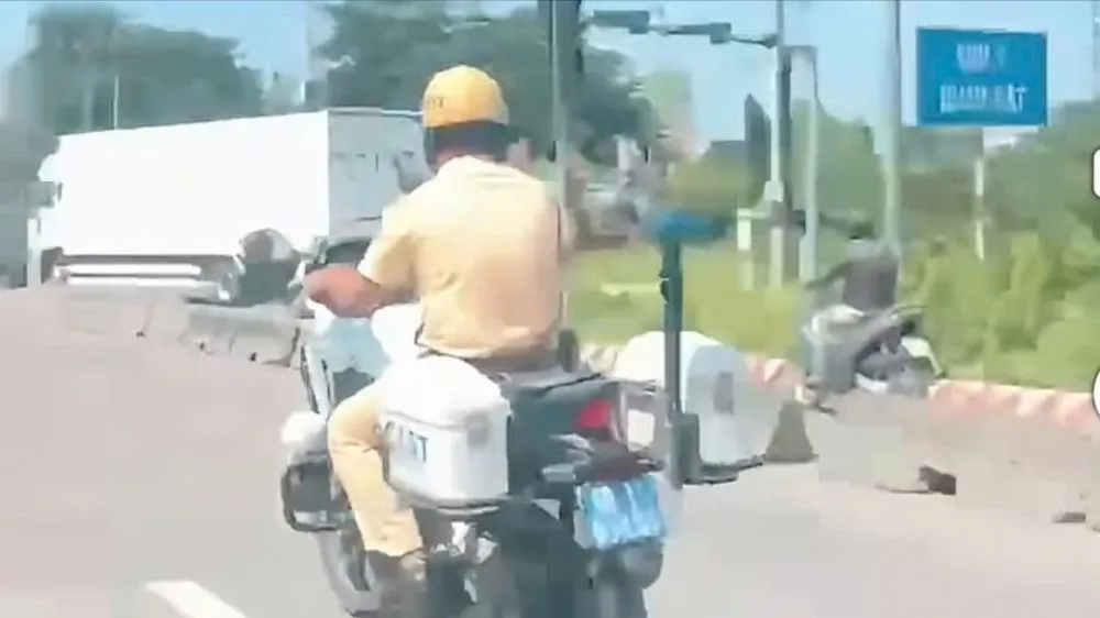 CSGT Đồng Nai mở đường đưa thai phụ đi TPHCM cấp cứu. Ảnh: CSGT ĐN
