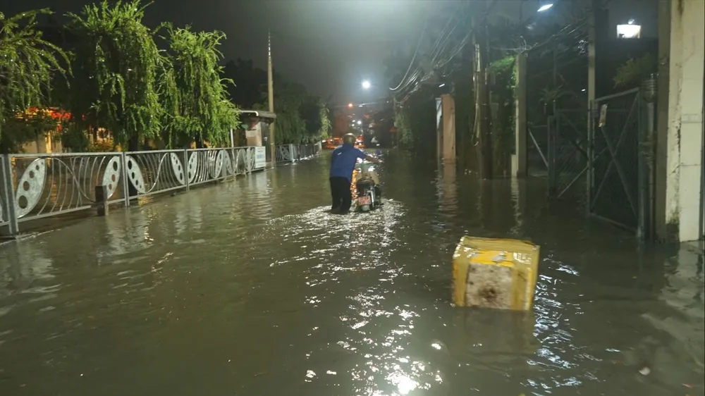 TPHCM: Mưa lớn giờ tan tầm kết hợp triều cường gây ngập, kẹt xe