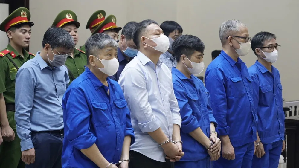 Các bị cáo tại phiên tòa sáng 25-9