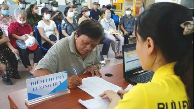 Chi trả lương hưu, trợ cấp BHXH cho người hưởng. Ảnh: BHXH Việt Nam