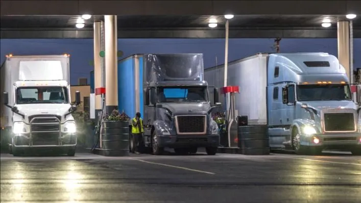 Tổng thống Mỹ Donald Trump ký sắc lệnh giảm giá dầu diesel nhuộm đỏ 