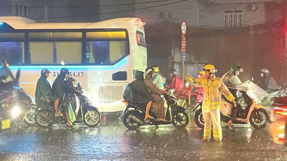 CSGT xuyên đêm hỗ trợ người dân trong mưa lớn