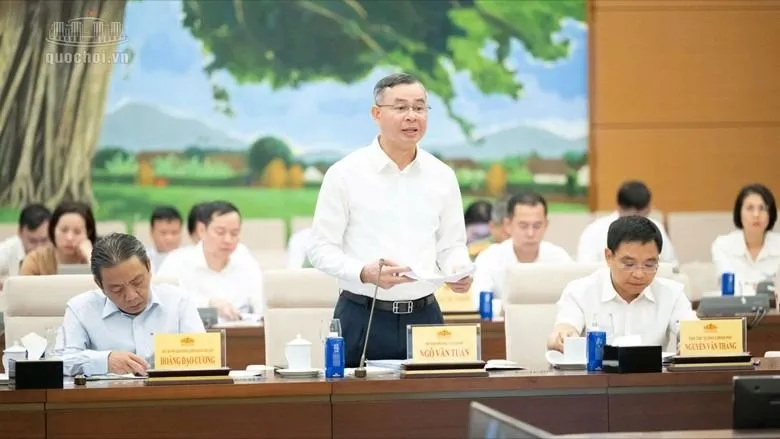 Bộ trưởng Bộ Tài chính Ngô Văn Tuấn trình bày tờ trình dự thảo Luật Ngân sách nhà nước (hợp nhất). Ảnh: Quochoi.vn