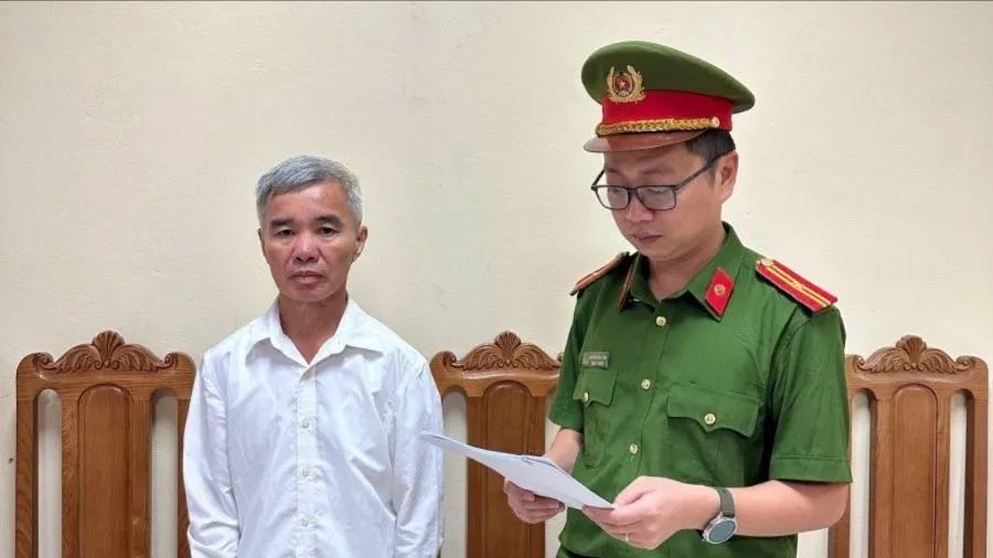 Cơ quan Cảnh sát điều tra tống đạt quyết định khởi tố bị can, lệnh cấm đi khỏi nơi cư trú đối với Bạch Chí Điển. Ảnh: CÔNG AN CUNG CẤP