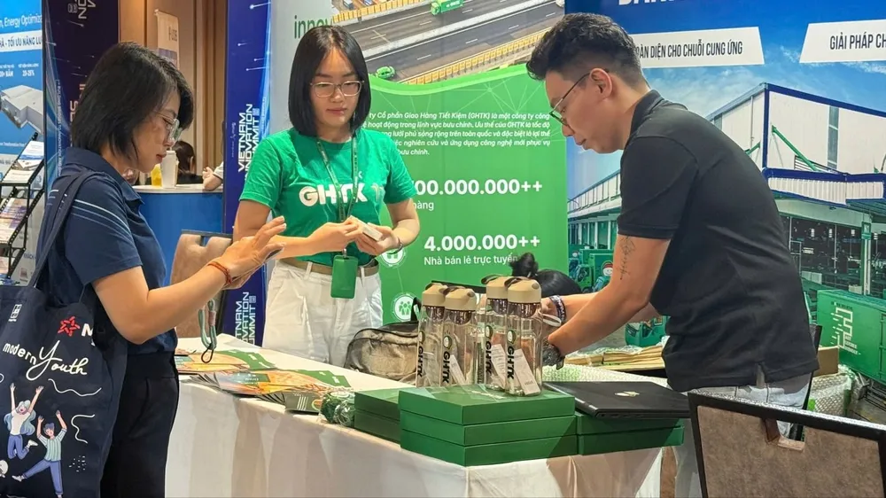 Các đại biểu quốc tế kết nối, trao đổi cơ hội hợp tác tại Hội nghị Thượng đỉnh Đổi mới sáng tạo Việt Nam. Ảnh: MINH XUÂN