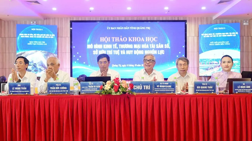 GS.TS.NGND Vũ Minh Giang, Chủ tịch Hội đồng Khoa học và Đào tạo Đại học Quốc gia Hà Nội, Uỷ viên UBTW MTTQ Việt Nam, Uỷ viên đoàn chủ tịch Uỷ ban hoà bình Việt Nam, Uỷ viên Hội đồng di sản văn hoá quốc gia; GS.TS Trung tướng Trần Vi Dân, Uỷ viên Hội đồng lý luận Trung ương, Thành viên Ban Nghiên cứu Chuyên đề giúp việc Bộ Trưởng Bộ Công an; GS.TS Trần Đức Cường, Chủ tịch Hội Khoa học Lịch sử Việt Nam; PGS.TS Bùi Quang Tuấn, Phó chủ tịch Hội Khoa học Kinh tế Việt Nam, nguyên Viện trưởng Viện Kinh tế việt Nam và Thế giới, Tổng Biên tập Tạp chí Kinh tế Châu Á Thái Bình Dương, đồng chủ trì hội thảo.