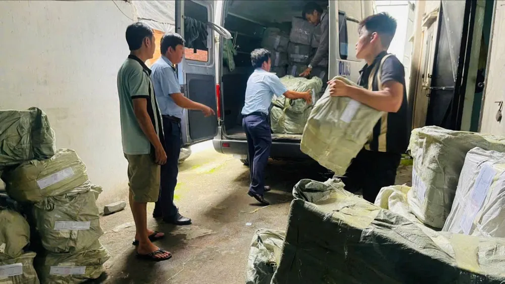 Quản lý thị trường TPHCM kiểm đếm lô hàng kẹo không rõ nguồn gốc. Ảnh: KHÁNH HÙNG