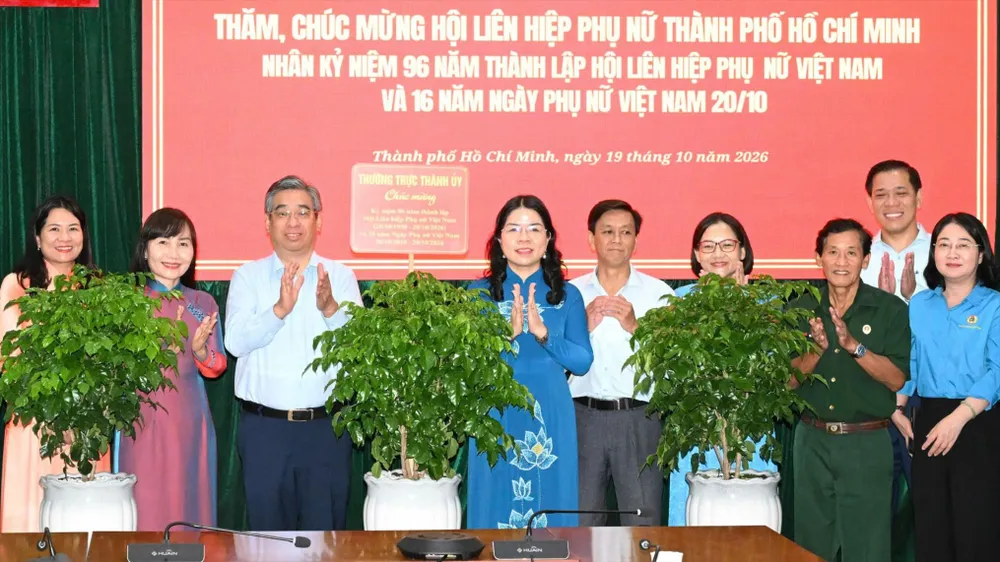 Phó Bí thư Thành ủy TPHCM Nguyễn Phước Lộc tặng cây xanh chúc mừng Hội LHPN TPHCM nhân Ngày Phụ nữ Việt Nam 20-10. Ảnh: VIỆT DŨNG