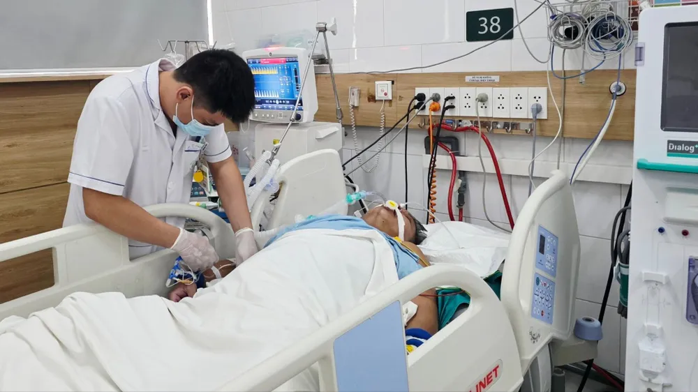 Bệnh nhân ngộ độc khí clo đang được điều trị tại Bệnh viện Bạch Mai. Ảnh: NGUYÊN HÀ
