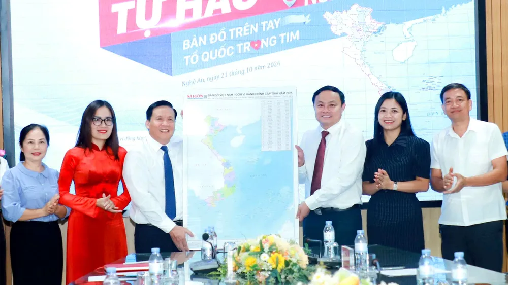 Lãnh đạo Báo SGGP cùng đại diện nhà tài trợ trao Bản đồ Việt Nam đến tỉnh Nghệ An 