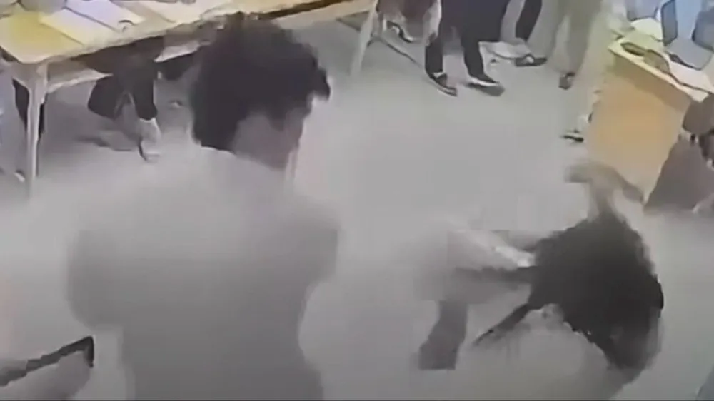Thời điểm nam sinh hành hung cô giáo. Ảnh: CẮT TỪ CLIP