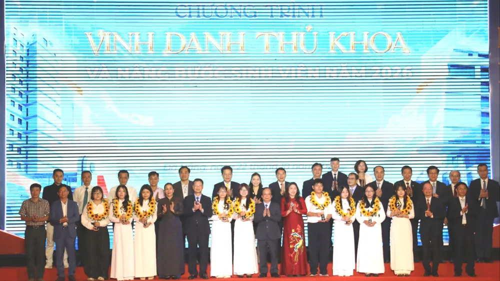 Đại học Đà Nẵng vinh danh thủ khoa. Ảnh: XUÂN QUỲNH