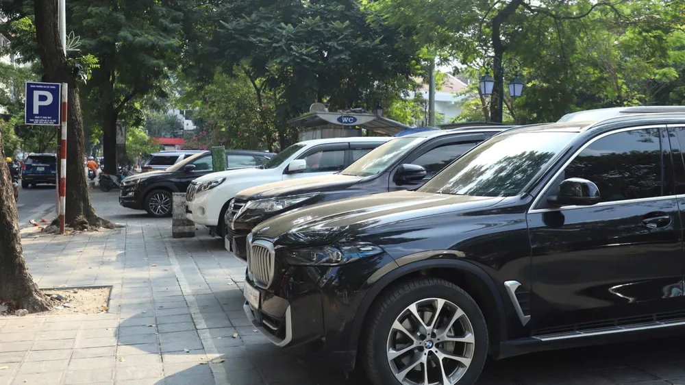 Giá trông giữ xe mới của Hà Nội được điều chỉnh tăng từ ngày 15-10. Ảnh: TIẾN CƯỜNG