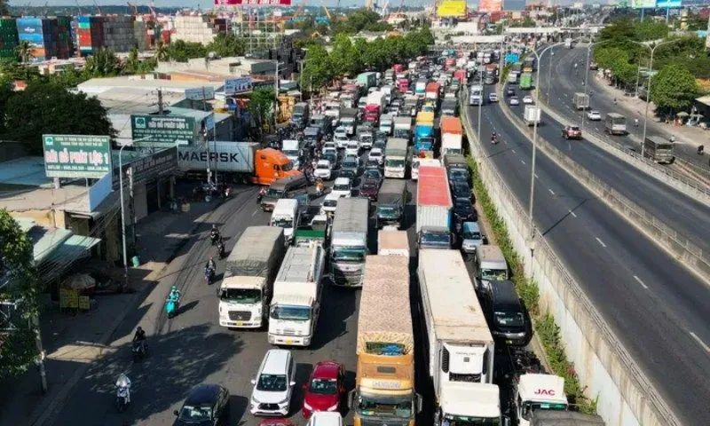 Ùn tắc tại cửa ngõ phía Đông TPHCM, bến xe đông đúc khách