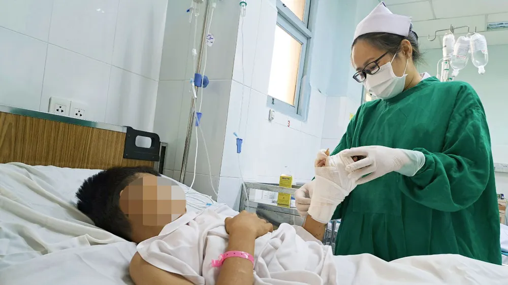 Trẻ bỏng nặng vì ngã vào nồi nước sôi nhà hàng xóm