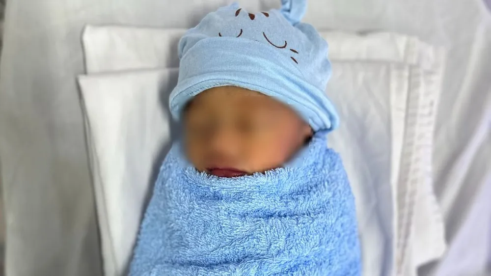 Một trẻ nhỏ bị sinh rớt tại nhà, nguy kịch vì suy hô hấp