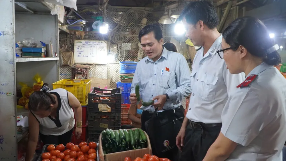 Đoàn khảo sát chợ đầu mối Thủ Đức đêm 14-8