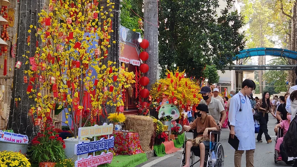 Niềm vui ở đường hoa xuân của "bệnh viện vì người nghèo"