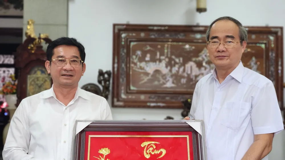 Phó Chủ tịch Thường trực UBND TPHCM Dương Ngọc Hải thăm hỏi gia đình cố GS-TS-BS Nguyễn Thiện Thành