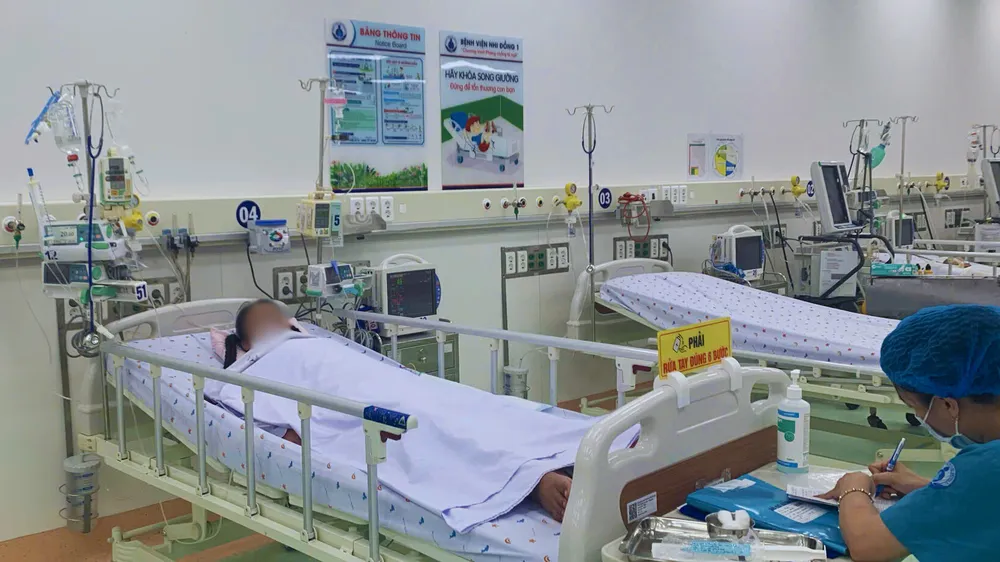 Truyền hơn 10 lít máu cứu sống bệnh nhi sốt xuất huyết